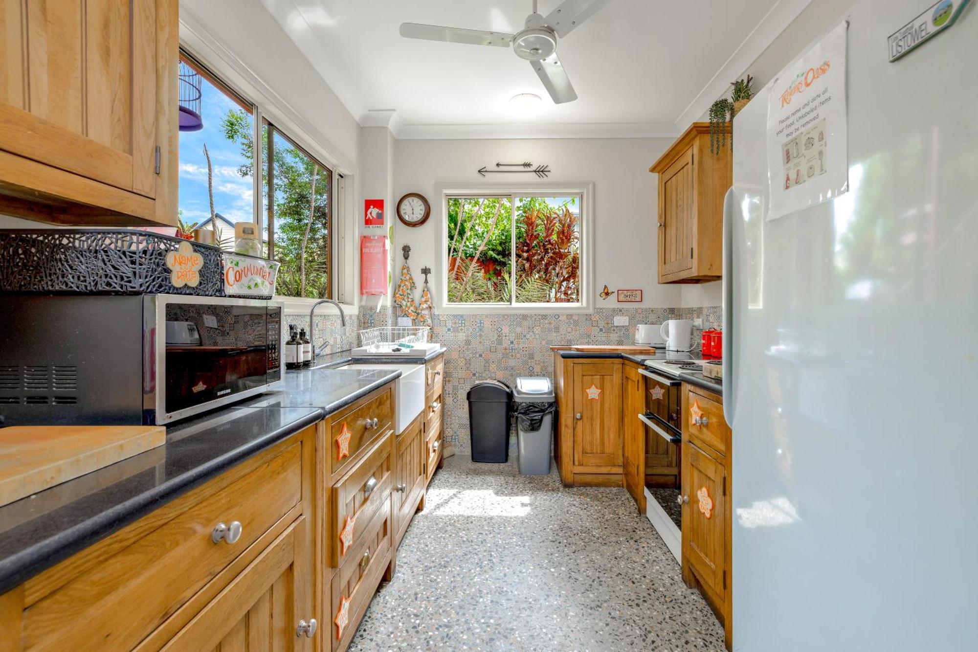 凱恩斯 绿洲旅行者旅舍旅舍 外观 照片 A typical galley kitchen
