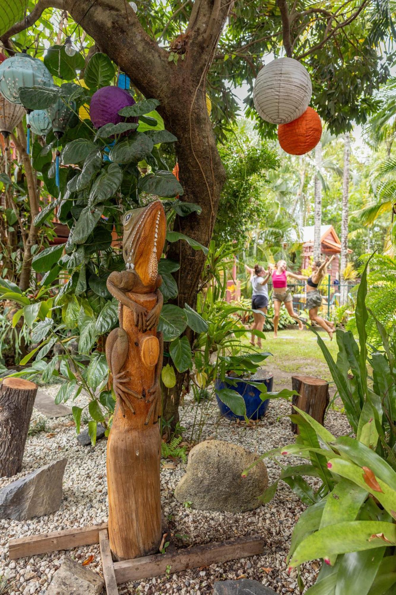 凱恩斯 绿洲旅行者旅舍旅舍 外观 照片 A sculpture in the garden