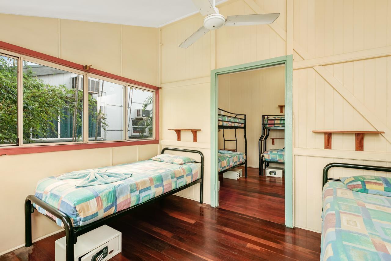 凱恩斯 绿洲旅行者旅舍旅舍 外观 照片 A typical room at the hostel